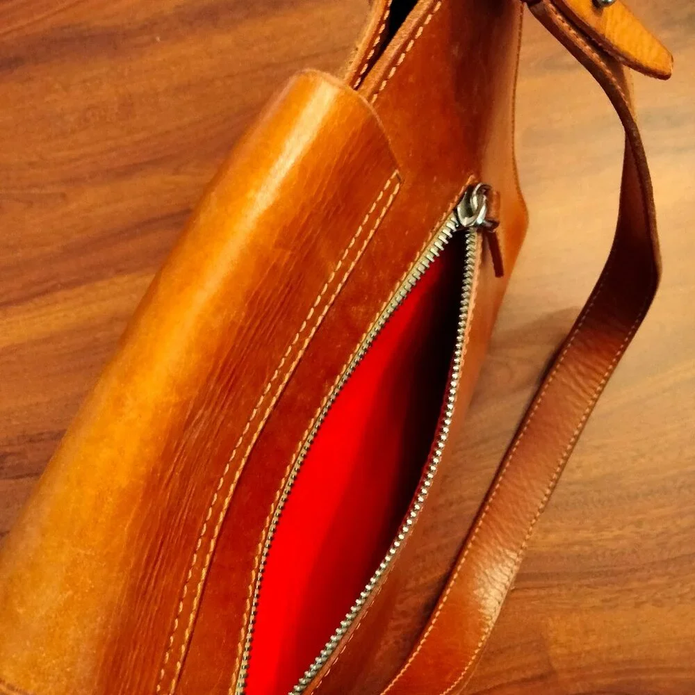 Dooney & Bourke saddle leather bag with brass trim - Picture 8 of 15